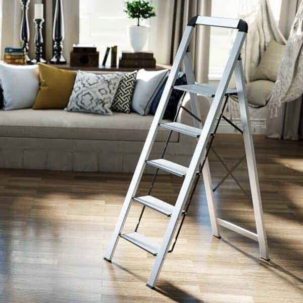 Découvrez notre test détaillé de l'escabeau 5 marches KINGRACK : un accessoire léger et pliable qui allie sécurité et praticité pour tous vos travaux en hauteur.