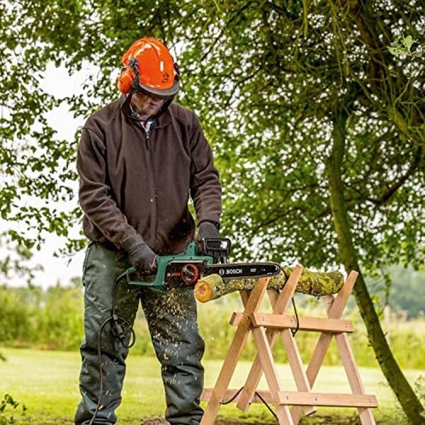 Découvrez notre test complet de la tronçonneuse Bosch UniversalChain 35 et laissez-vous séduire par sa performance et sa maniabilité inégalées pour tous vos travaux de coupe.