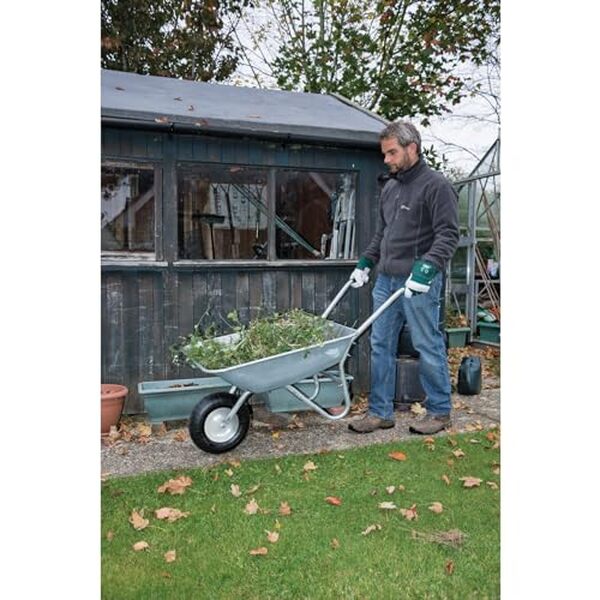 Découvrez notre test approfondi de la brouette de jardin Draper 65 L bleue : praticité, robustesse et design au rendez-vous pour vos travaux extérieurs.