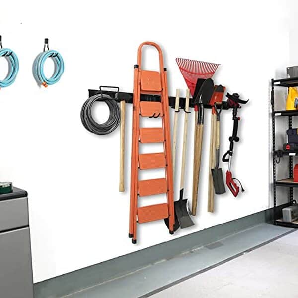 Découvrez les avantages des supports muraux Wallmaster pour organiser efficacement vos outils de jardin et optimiser l'espace de votre abri ou garage.