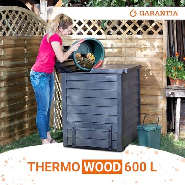 Découvrez l'efficacité du composteur Thermo-Wood 600L de Garantia : un design bois soigné alliant performance et esthétique pour un compostage réussi dans votre jardin.