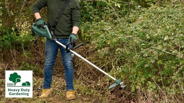 Découvrez notre test détaillé de la débroussailleuse Bosch AFS 23-37, un modèle puissant de 1000 W idéal pour l'entretien de votre jardin. Performances, avantages et inconvénients.